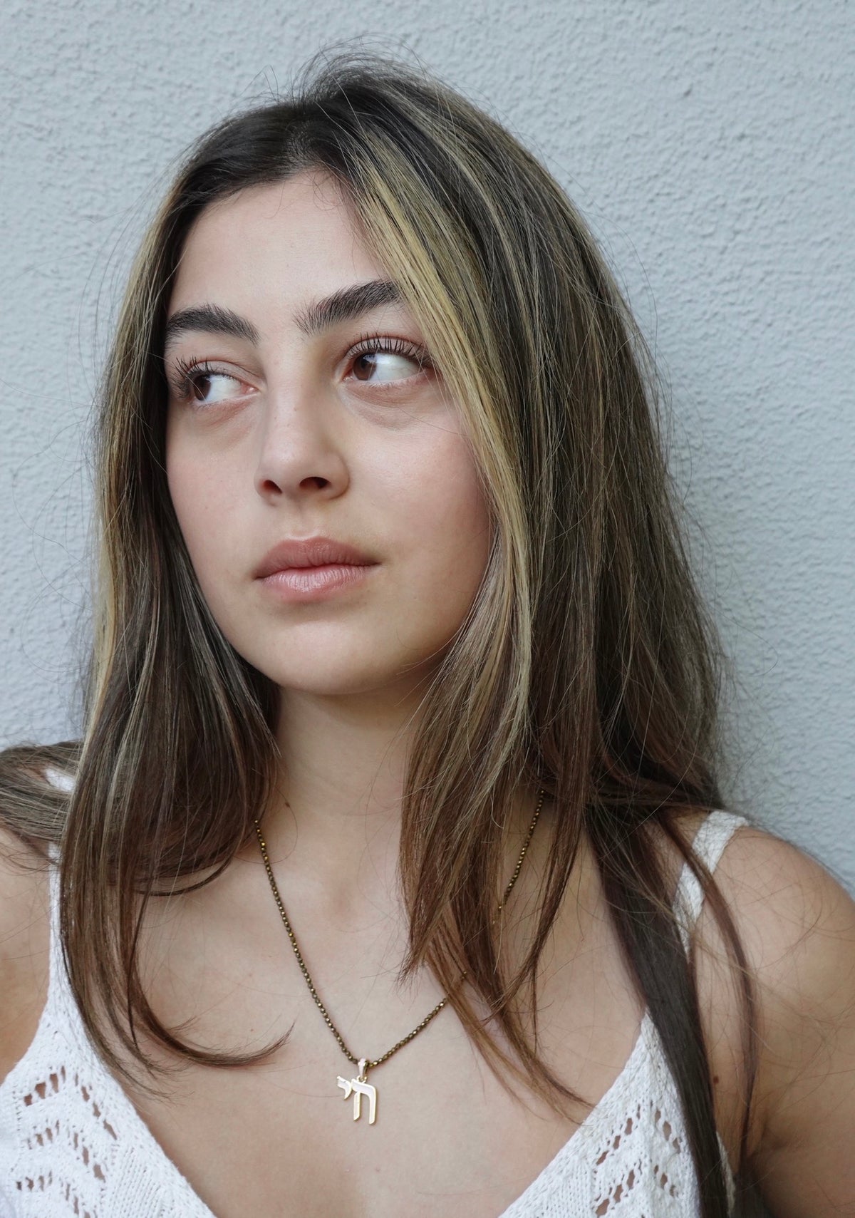 The Tïberias Necklace: faceted olive-bronze beads with a gold-tone chai pendant